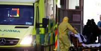 Um trabalhador do setor de saúde empurra um paciente em uma maca no lado de fora do Royal Liverpool University Hospital em Liverpool, Inglaterra. 02/04/2020. REUTERS/Phil Noble.  Foto: Reuters