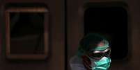 Agente de saúde com máscara de proteção contra coronavírus se dirige a entrada de hospital em Madri
28/03/2020
REUTERS/Sergio Perez  Foto: Reuters