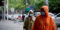 Pessoas com máscaras de proteção caminham em rua de Wuhan
03/04/2020 REUTERS/Aly Song   Foto: Reuters