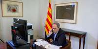 Líder do governo regional da Catalunha, Quim Torra, conversa ao telefone durante entrevista à Reuters em Barcelona
03/04/2020 GOVERNO REGIONAL DA CATALUNHA/Divulgação via REUTERS   Foto: Reuters
