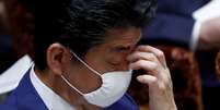 Premi&ecirc; japon&ecirc;s, Shinzo Abe, usa m&aacute;scara de prote&ccedil;&atilde;o em sess&atilde;o parlamentar
01/04/2020
REUTERS/Issei Kato/File Photo  Foto: Reuters