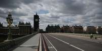 Ciclista atravessa ponte de Westminster vazia em Londres em meio à pandemia de Covid-19
03/04/2020 REUTERS/Hannah McKay   Foto: Reuters