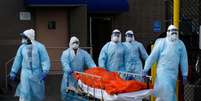 Funcionários levando corpo de vítima do coronavírus no Wyckoff Heights Medical Center no Brooklyn, Nova York.
02/04/2020
REUTERS/Brendan Mcdermid  Foto: Reuters