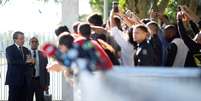 Bolsonaro encontra apoiadores ao deixar Palácio da Alvorada 3/4/2020 REUTERS/Adriano Machado  Foto: Reuters