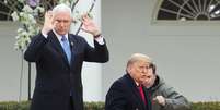 O vice-presidente dos Estados Unidos, Mike Pence, e o presidente Donald Trump reagem enquanto se preparam para participar de um evento. 24/03/2020. REUTERS/Jonathan Ernst.  Foto: Reuters