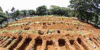 Covas abertas no Cemitério da Vila Formosa, Zona Leste da capital paulista  Foto: Paulo Guereta/Agência O Dia / Estadão