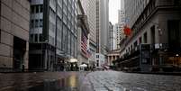Prédio da Bolsa de Nova York em uma rua Broad quase deserta em meio ao surto de Covid-19, EUA
03/04/2020
REUTERS/Mike Segar  Foto: Reuters