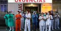 Equipe médica recebe aplausos da população em frente a hospital de Madri  Foto: Sergio Perez / Reuters