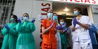 Profissionais de saúde de hospital em Madri reagem a aplausos de vizinhos
05/04/2020 REUTERS/Sergio Perez   Foto: Reuters