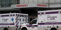 Ambulâncias do lado de fora de hospital em Nova York
31/03/2020 REUTERS/Brendan McDermid  Foto: Reuters