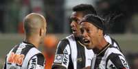Jô, com Ronaldinho e Tardelli na foto, fizeram sucesso no Galo com 68 gols da dupla pelo alvinegro-(Foto: Gil Leonardi)  Foto: Lance!