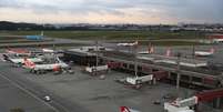 Aviões aguardam na pista do aeroporto de Guarulhos, São Paulo
16/04/2019
REUTERS/Amanda Perobelli  Foto: Reuters
