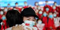 Agente de saúde se emociona ao abraçar colega após fim de isolamento em Wuhan, epicentro inicial do novo coronavírus
08/04/2020
REUTERS/Aly Song  Foto: Reuters