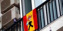 Bandeira da Espanha com faixa preta de luto em varanda na cidade de Ronda em meio à pandemia de coronavírus
07/04/2020 REUTERS/Jon Nazca   Foto: Reuters