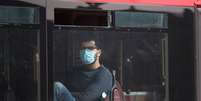Passageiro com máscara de proteção contra novo coronavírus observa ruas de Londres pela janela de ônibus
08/04/2020
REUTERS/Hannah McKay  Foto: Reuters