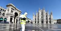 Funcionário aplica desinfetante na Praça do Duomo, em Milão
31/03/2020
REUTERS/Flavio Lo Scalzo  Foto: Reuters