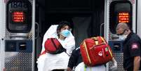 Mulher é colocada em ambulância por paramédicos em Nova York
08/04/2020
REUTERS/Mike Segar  Foto: Reuters