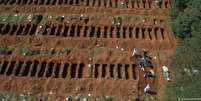 Imagem de covas abertas no cemitério Vila Formosa, o maior de São Paulo, rodou o mundo  Foto: DW / Deutsche Welle