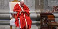 O papa Francisco celebrou o Domingo de Ramos em uma Basílica de São Pedro vazia no dia 5  Foto: Alberto Pizzoli/Pool via REUTERS / BBC News Brasil