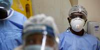 Funcionários de saúde fazem simulação de tratamento de coronavírus em Nairóbi, no Quênia
09/04/2020 REUTERS/Baz Ratner   Foto: Reuters