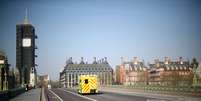 Ambulância passa pela ponte Westminster, em Londres
09/04/2020
REUTERS/Hannah McKay  Foto: Reuters