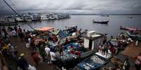 Pessoas observam peixes durante feira em Manaus, durante a pandemia de coronavirus. 4/4/2020. REUTERS/Bruno Kelly  Foto: Reuters