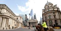 Policiais patrulham área de Londres
31/03.2020
REUTERS/John Sibley  Foto: Reuters