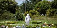 Um coveiro é visto durante o enterro de Ester Melo da Silva, 67 anos, que morreu em razão da doença por coronavírus (COVID-19), no cemitério Parque Tarumã em Manaus, AM, Brasil. 10/04/2020. REUTERS/Bruno Kelly   Foto: Reuters