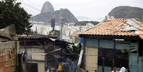 Voluntários desinfetam vielas da comunidade Santa Marta, Rio de Janeiro.
REUTERS/Ricardo Moraes  Foto: Reuters