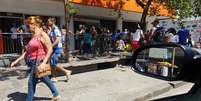 Aglomeração diante de agência bancária em Madureira, zona norte do Rio  Foto: Sílvio Alves Barsetti