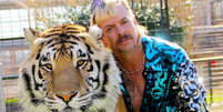 A série Tiger King é focada na rivalidade entre Joe Exotic (na imagem) e Carole Baskin  Foto: Netflix / BBC News Brasil