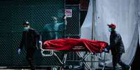 Operadores sanitários transferem corpo de vítima da Covid-19 em Nova York, epicentro da pandemia no mundo  Foto: ANSA / Ansa - Brasil
