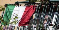 Italiano na sacada de seu apartamento em Roma  Foto: ANSA / Ansa