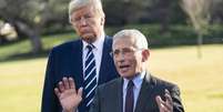 Trump e Fauci aparecem comumente juntos em pronunciamentos sobre o coronavírus, mas presidente criticou o infectologista em postagem  Foto: EPA / Ansa - Brasil