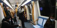 Passageiros mantêm distanciamento em metrô de Madri
13/04/2020
REUTERS/Susana Vera  Foto: Reuters