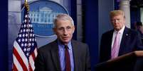 Anthony Fauci é observado pelo presidente dos EUA, Donald Trump, durante briefing à imprensa na Casa Branca
10/04/2020 REUTERS/Yuri Gripas  Foto: Reuters