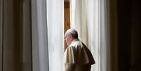 Papa Francisco olha pela janela no Palácio Apostólico no Vaticano
13/04/2020 Vatican Media/­Divulgação via REUTERS    Foto: Reuters