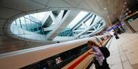 Passageira espera por trem de alta velocidade em estação no aeroporto de Frankfurt
13/04/2020
REUTERS/Ralph Orlowski  Foto: Reuters