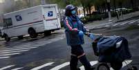 Trabalhador do Serviço Postal dos EUA com máscara de proteção em Nova York
13/04/2020 REUTERS/Andrew Kelly  Foto: Reuters