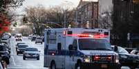Ambulância chega na área de emergência de centro médico no Brooklyn, em Nova York
13/04/2020 REUTERS/Andrew Kelly  Foto: Reuters