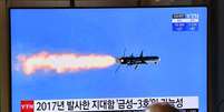 Homem assiste à notícia sobre novo teste de mísseis de Pyongyang em Seul, na Coreia do Sul  Foto: AFP / Ansa