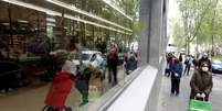 Espanhóis aguardam em fila para entrar em supermercado de Madri
14/04/2020
REUTERS/Sergio Perez  Foto: Reuters