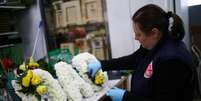 Florista prepara arranjo para funeral em Londres
15/04/2020
REUTERS/Hannah McKay  Foto: Reuters
