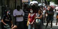 Pessoas aguardam em fila de banco para tentar receber aux&iacute;lio emergencial do governo em meio ao surto do Covid-19, Rio de Janeiro
15/04/2020
REUTERS/Ricardo Moraes  Foto: Reuters