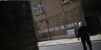 Homem caminha em rua de Londres em meio à pandemia de coronavírus em Londres
16/04/2020 REUTERS/Hannah McKay  Foto: Reuters