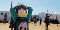 Menina com m&aacute;scara de prote&ccedil;&atilde;o em acampamento de refugiados em Idlib, na S&iacute;ria
14/04/2020
REUTERS/Khalil Ashawi  Foto: Reuters
