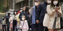 Pessoas com máscara para evitar disseminação do coronavírus em fila para votar em eleição na Coreia do Sul
15/04/2020
REUTERS/Kim Hong-Ji  Foto: Reuters