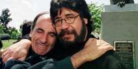 Escritor chileno Luis Sepúlveda (à direita) abraça compatriota durante inauguração de estátua de Salvador Allende em Oviedo, Espanha, em 1999
25/05/1999
REUTERS  Foto: Reuters