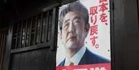 Primeiro-ministro do Japão, Shinzo Abe, tem enfrentado queda na popularidade em meio ao avanço do coronavírus, apontam pesquisas  Foto: Getty Images / BBC News Brasil