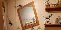 Banksy faz arte no banheiro de casa durante o confinamento  Foto: Reprodução Instagram / Estadão Conteúdo